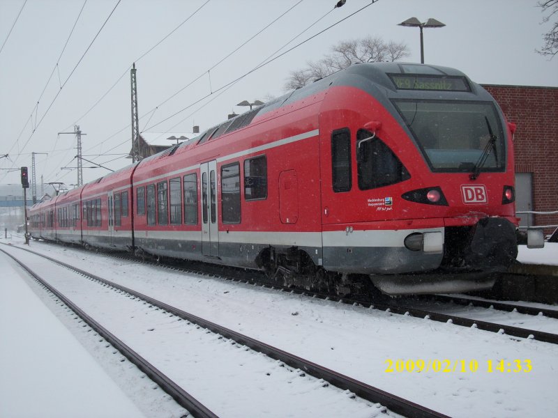 Flirt 429 028 als RE 33314 Binz-Stralsund am 10.Februar 2009 im verschneiten Bahnhof Bergen/Rgen.