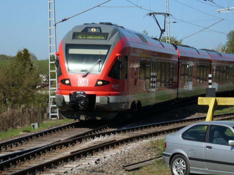 Flirt 429 028 passiert am 01.Mai 2009 als RE 33209 Rostock-Sassnitz die Abzweigstelle zum Kreidewerk Klementelvitz in Lancken.