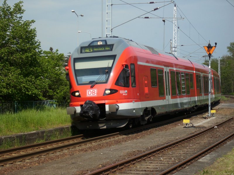 Flirt 429 030 kommt am 08.Mai 2009 als RE 33216 Sassnitz-Rostock in den Bahnhof Samtens eingefahren.