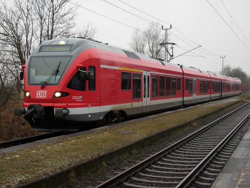 Flirt 429 als RE 33209 Rostock-Sassnitz am 24.Januar 2009 im kleinen Bahnhof Rambin.