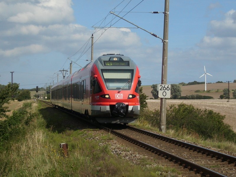 Flirt 429 am 02.September 2009 als RE 33256 Sassnitz-Lietzow unterwegs in der Nhe von Borchtitz.