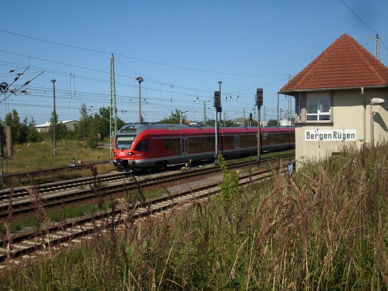 Flirt 429 fhrt am 05.August 2009 am Weichenwrterstellwerk W1 aus den Bahnhof Bergen/Rgen.