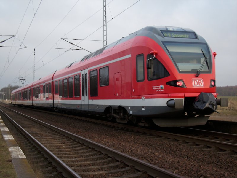 Flirt 429 ist,am 23.Januar als RE 33213Rostock-Sassnitz, beim Zwischenhalt in Teschenhagen unterwegs.