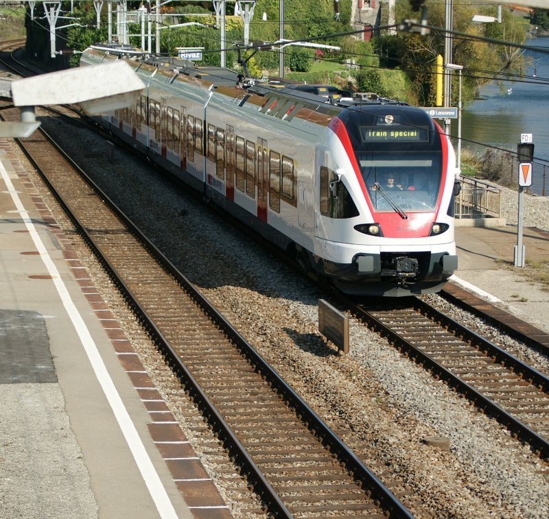 Flirt 522 007 - 4 auf Werbefahrt, anlsslich der Metroerffnung in Lausanne, auf der Durchfahrt in Rivaz.
(22.09.2008)