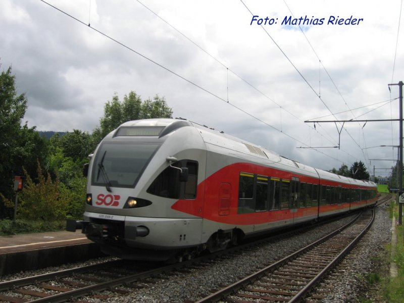 Flirt 526 049-2 auf der S 13 nach Wdenswil, bei der Einfahrt in den Bahnhof Burghalde am 23.08.08