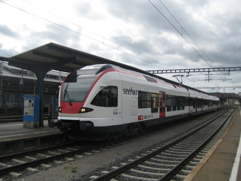FLIRT der SBB steht auf Gleis 2 zur Abfahrt nach Engen bereit.
Konstanz, 19. April 2008