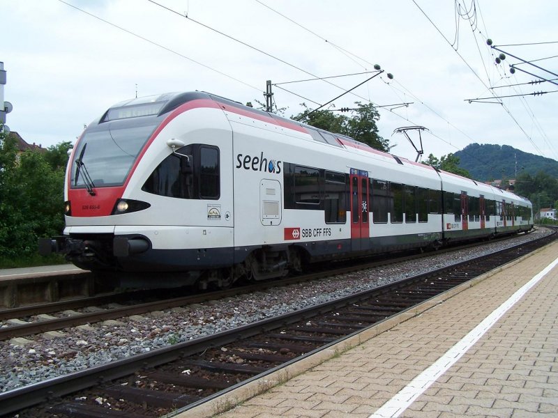 Flirt Triebwagen des Unternehmens Seehas im Bahnhof Engen (BW) am 11/07/09.