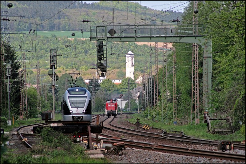 FLIRT zieht vorbei (1): ET22008 und ein Schwestertriebzug berholen als ABR99733, (RB91  Ruhr-Sieg-Bahn ) von Siegen/Iserlohn nach Hagen Hauptbahnhof, die 294 395 zwischen Letmathe und Hohenlimburg. (06.05.2008)
