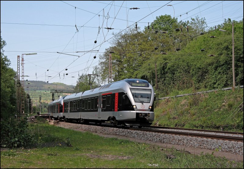 FLIRT zieht vorbei: (2) ET22008 und ein Schwestertriebzug sind zwischen Letmathe und Hohenlimburg als ABR99733, (RB91  Ruhr-Sieg-Bahn ) nach Hagen Hauptbahnhof unterwegs. (06.05.2008)
