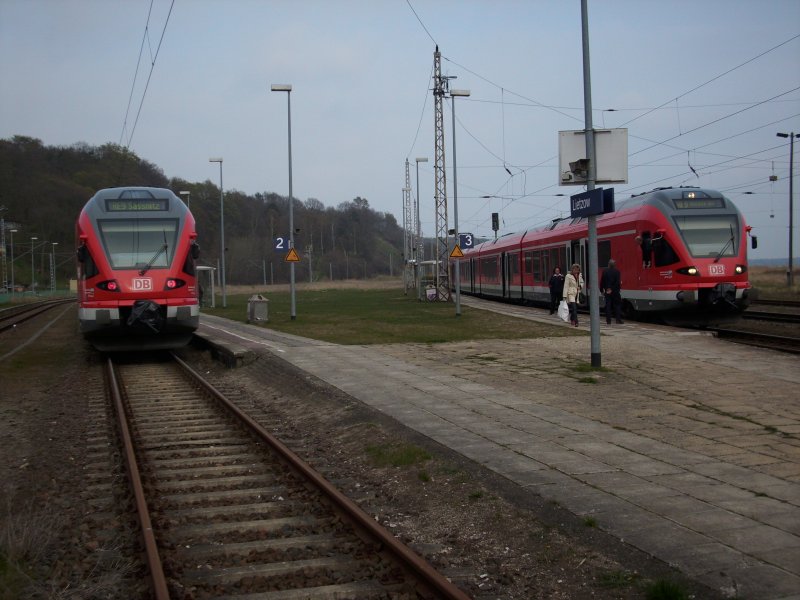 Flirttreffen am 22.April 2009 in Lietzow.Whrend der 429 029 nach der Ankunft aus Sassnitz auf Anschlureisende nach Sassnitz zurck wartet,kommt der 429 030 auf dem Nachbargleis von Binz und fhrt weiter in Richtung Rostock.Sogar ein dritter Flirt knnte kommen da der Bahnhof Lietzow drei Bahnsteiggleise hat.