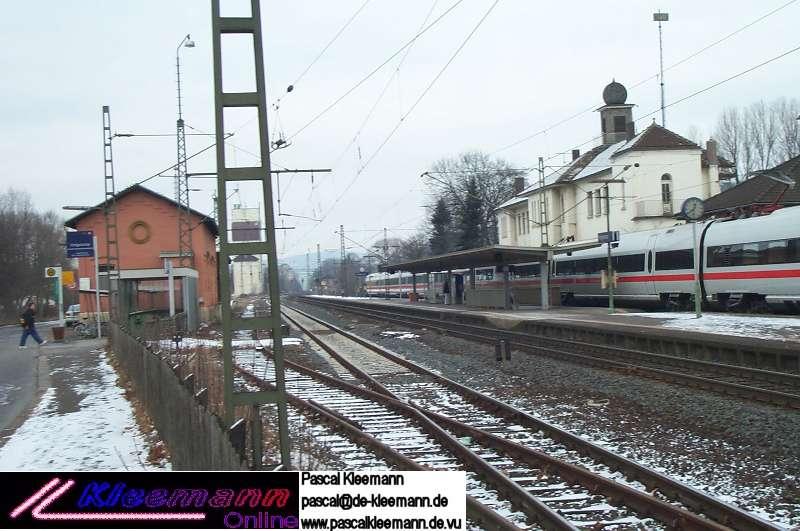 FLITZ!
ICE-T 411 passiert den Bahnhof Hofgeismar mit Tempo 100. Der Clou wre doch, wenn er dort halten wrde ;-)