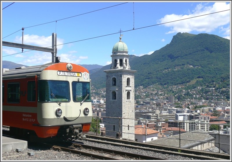 FLP Be 4/12 22 steht zur Abfahrt bereit in Lugano nach Ponte Tresa. Die Stadt Lugano bildet die Kulisse. (22.07.2008)