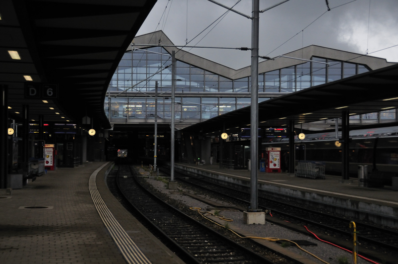 Flucht aus jeglicher Symmetrie... die Bahnhofsberfhrung in Basel SBB. (10.08.09).