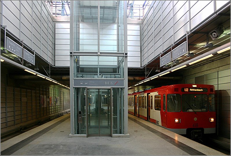 Flughafen, Linie U2 (1999) - 

Der nördliche Endbahnhof liegt relativ flach unter der Oberfläche. Große Öffnungen in der Decke lassen Tageslicht auf den Bahnsteig fluten. In diese Öffnungen sind auch die Zugänge eingebaut. 

Nürnberg 05.03.2006 (M)