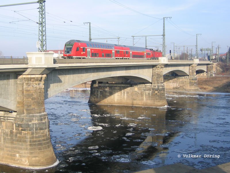 Flughafen-S-Bahhn Richtung Hauptbahnhof auf der Marienbrcke bei Eisgang der Elbe - Dresden, 29.01.2006
