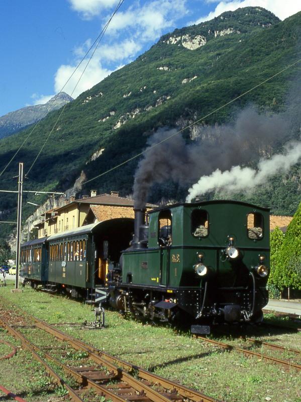 FM Dampfextrazug 3213 f�r GRAUB�NDEN TOURS von Grono nach Castione vom 29.08.1997 nach Ankunft in der Abstellanlage von Castione-Arbedo mit Dampflok G 3/4 1 - B� 2060 - A� 1102. Hinweis: in Hochformat kommt die Landschaft s�dlich des Gotthards richtig zur Geltung.