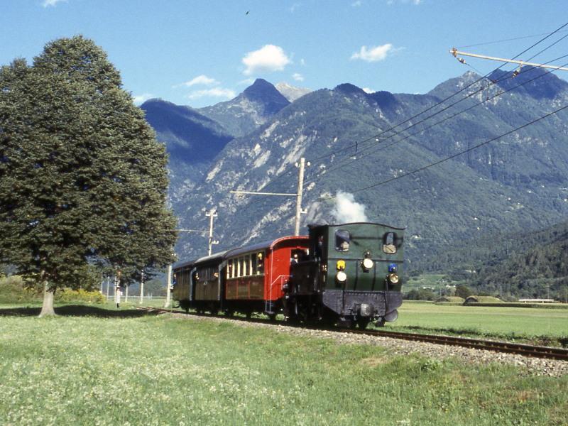 FM Dampfextrazug fr GRAUBNDEN TOURS V3215 von Cama nach Castione-Arbedo vom 29.08.1997 bei San Vittore mit Dampflok G 3/4 1 - B 21 - A 1102 - B 2060. 