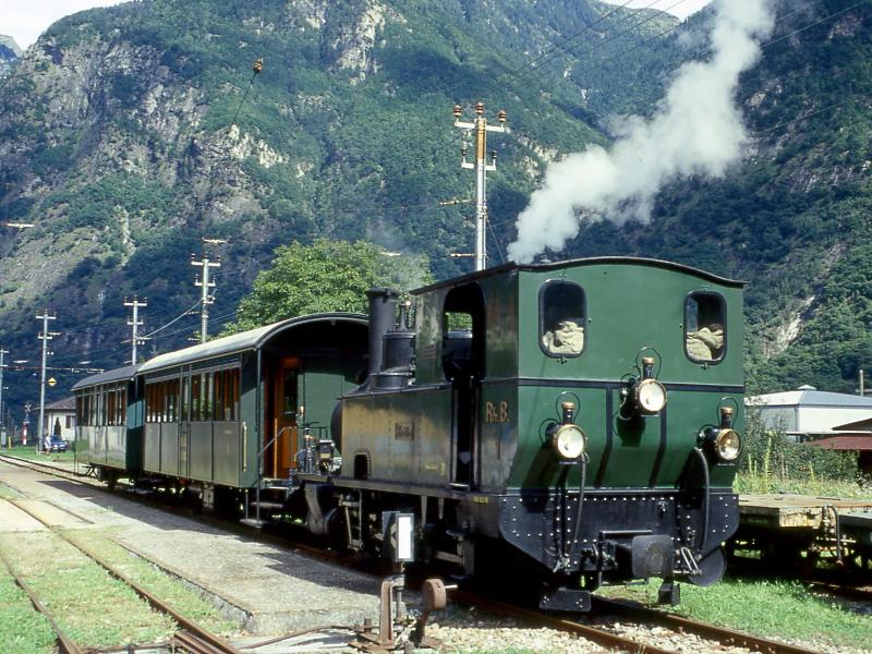 FM Dampfextrazug V3213 fr GRAUBNDEN TOURS von Grono nach Castione-Arbedo Bereitstellung am 29.08.1997 in Grono mit Dampflok G 3/4 1 Rhtia (Bj 1889) - B2 2060 - A 1102. Hinweis: das ist der 1. Dampfextrazug mit Personenbefrderung, der im Misox verkehrte!