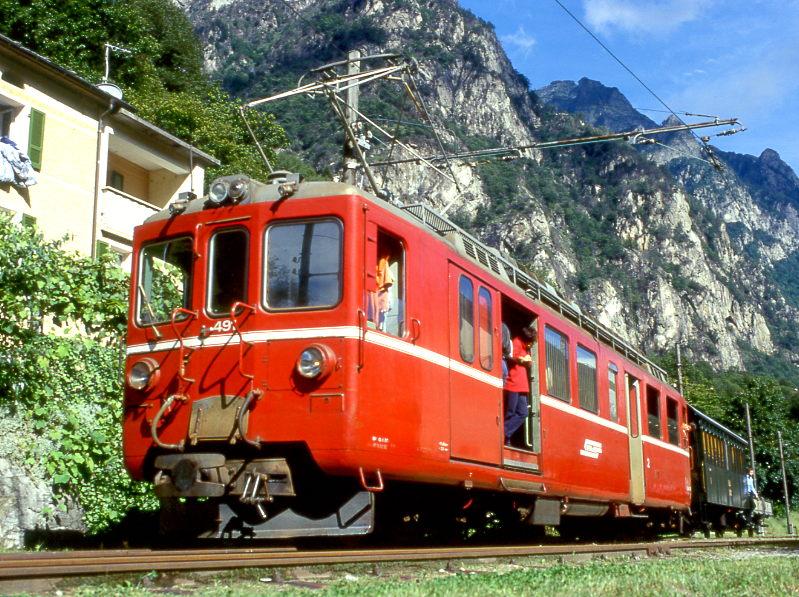 FM Extrazug 3207 fr GRAUBNDEN TOURS Cama - Castione-Arbedo vom 29.08.1997 bei der Zusammenstellung in Cama mit Triebwagen BDe 4/4 491 - A 1102 - Kk 7027. Hinweis: nach Umfahrung der Kompo des Zug 3206 wurde die Kompo ans Gleisende geschoben und der Kk 7027 mit Kohleladung fr Dampflok Rhtia abgekuppelt. Etwas ungewohnte Ansicht aus Gleishhe!