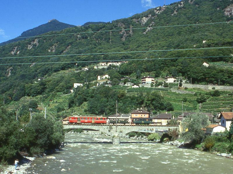 FM Extrazug 3207 fr GRAUBNDEN TOURS Cama - Castione-Arbedo vom 29.08.1997 auf der Moesa-Brcke bei Roveredo mit Triebwagen BDe 4/4 491 - A 1102 - B 2060. Hinweis: In Grono wurde der B 2060 an die Kompo angehngt. Wenn auch die Hochspannungsleitungen im Bild stren, aber einen Zug mit Stammnetzwagen erwischen Sie hier nie wieder!