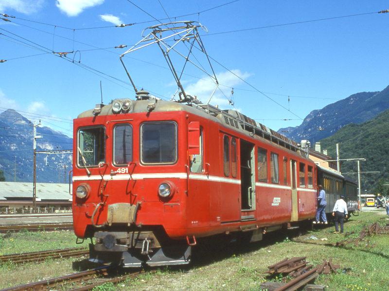 FM Extrazug 3207 fr GRAUBNDEN TOURS Cama - Castione-Arbedo vom 29.08.1997 bereits in der Abstellanlage von Castione-Arbedo mit Triebwagen BDe 4/4 491 - A 1102 - B 2060. Hinweis: der B 2060 wurde erst in Grono an die Kompo angehngt. Triebwagenfhrer und Rangierer sind schon fleiig beim Abkuppeln der Kompo. Leider waren mir als Fahrtteilnehmer keine weiteren Streckenaufnahmen mglich!