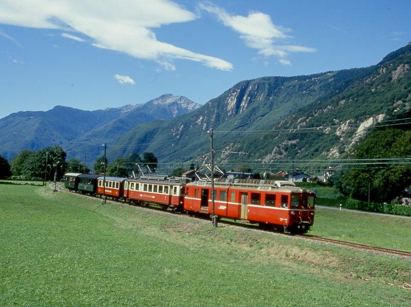 FM Extrazug 3208 fr GRAUBNDEN TOURS Castione-Arbedo - Cama vom 29.08.1997 bei San Vittore mit Triebwagen BDe 4/4 491 - ABe 4/4 42 - B 21 - B 2060 - A 1102. Hinweis: in Grono wurden die grnen Stammnetzwagen und Triebwagen BDe 4/4 491 abgekuppelt. Viel Glck hatten die begeisterten Fotografen, meist lachte die Sonne vom Himmel.