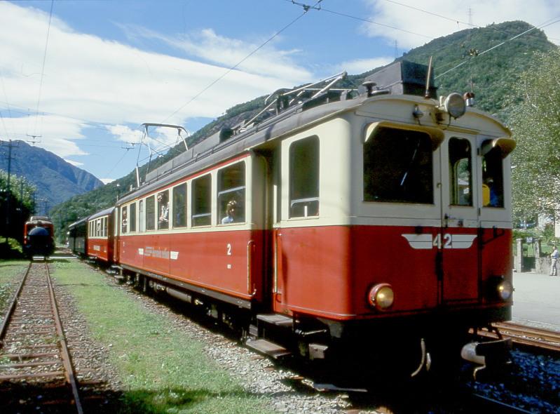 FM Extrazug 3208 fr GRAUBNDEN TOURS Castione-Arbedo - Cama vom 29.08.1997 Einfahrt Grono mit Triebwagen ABe 4/4 42 - B 21 - B 2060 - A 1102. Hinweis: in Grono erfolgten bei dieser Fahrt Rangiermanver, die bei Museumsbetrieb normalerweise kam mal vorkommen drften. Sie sehen hier sogar gleichzeitig zwei Zge!
Links in Hindergrund auf Gleis 3 (Stumpen) steht bereits formiert Lschzug 3213 mit BDe 4/4 491. Lschzug? Ja, richtig gelesen. Der hier abgestellte Unkrautvertilgungswagen wurde mit Wasser befllt. Die abgebildete Extrazugkompo legte kurz vor Bahnhofseinfahrt einen Diensthalt ein. Der fhrende Triebwagen BDe 4/4 491 wurde abgekuppelt, auf Gleis 3 geleitet und zum Lschzug formiert fr einen anschlieend verkehrenden Dampfzug.
