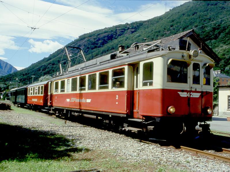 FM Extrazug 3208 fr GRAUBNDEN TOURS Castione-Arbedo - Cama vom 29.08.1997 abfahrbereit in Grono mit ABe 4/4 42 - B 21. Der B 2060 und A 1102 wurden abgekuppelt und hier stehengelassen. Hinweis: Diese Kompozusammenstellung verkehrte nur die kurze Distanz von kurz vor Einfahrt bis in den Bahnhofsbereich Grono. Dieses Foto konnten nur zahlende Reiseteilnehmer schieen. Die zahlreichen schmarotzenden Autotouristen standen ja schon gierig an den schnsten Fotostellen an der Strecke Richtung Cama postiert ohne sich Gedanken zu machen, da aufwendige Fotoveranstaltungen auch finanziell gedeckt werden mssen. Es muten ja die Rhtia und mehrere Stammnetzwagen extra wegen Geheimhaltung in der Nacht ber den Gotthard ins Misox transportiert werden. In den Folgewochen konnten dann die Fahrzeuge zur Abwechslung im Museumsbetrieb noch eingesetzt werden. Mein Tip - mal bei Extrafahrten als Zahler teilnehmen, man kann ja trotzdem im Auto nebenherfahren!  