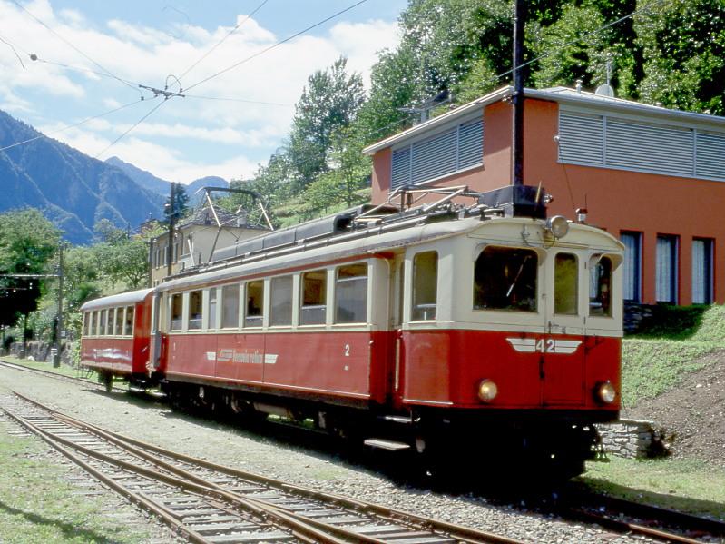 FM Extrazug 3208 fr GRAUBNDEN TOURS Castione-Arbedo - Cama vom 27.08.1997 nach Ankunft in Cama mit Triebwagen ABe 4/4 42 - B 21. Hinweis: diese Kompo verkehrte nur zwischen Grono und Cama. Der B 21 gehrt heute dem Club1889 und wurde in historischen Zustand der Berninabahn zurckgebaut. Legende: Baujahr 1909, von der Bernina-Bahn als BC 110 in Betrieb genommen - 1943 C 110 - 1944 RhB C 2087 - 1956 B 2087 - 1974 Xk 9086 - 1996 FM B 21 - 2003 Club1889 - 2004 wieder historisches BB-Fahrzeug BC 110  