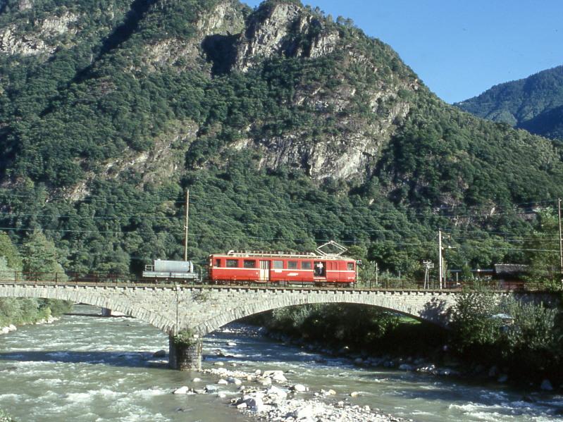 FM L�schzug f�r GRAUB�NDEN TOURS 3215 von Cama nach Castione-Arbedo vom 29.08.1997 auf der Moesabr�cke bei Roveredo mit Triebwage BDe 4/4 491 - Xk 8609. Hinweis: der L�schzug folgte den vorrausfahrenden Dampfextrazug in kurzen Sichtabstand