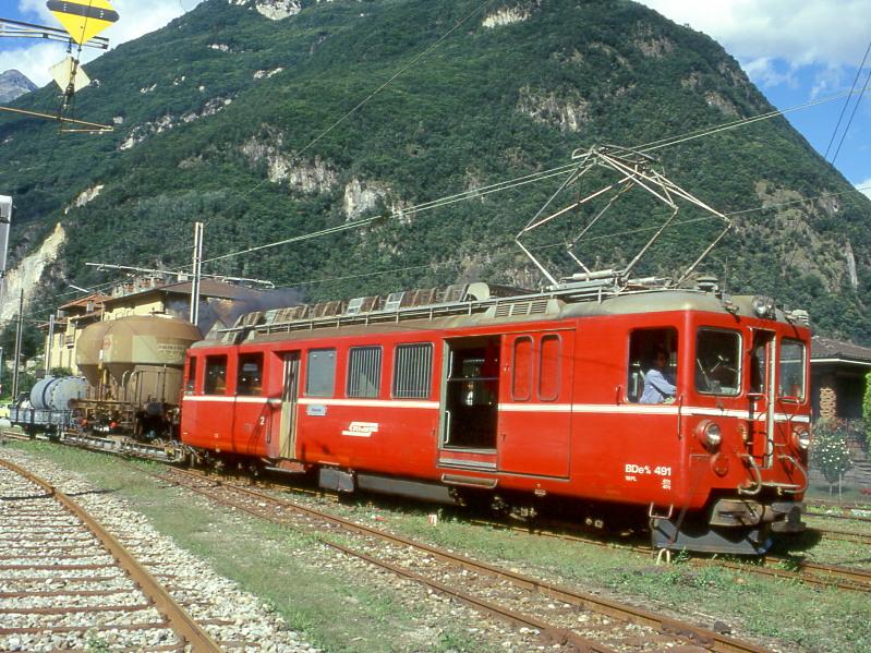 FM Lschzug mit Gterbefrderung 3213 fr GRAUBNDEN TOURS von Grono nach Castione-Arbedo vom 29.08.1997 Einfahrt Abstellanlage Castione-Arbedo mit Triebwagen BDe 4/4 491 - Ua 8313 - Xk 8609. Hinweis: Ladung des Ua ein aufgeschemelter leerer Normalspur-Uces, der Xk Unkrautvertilgungswagen als Lschwagen eingesetzt.