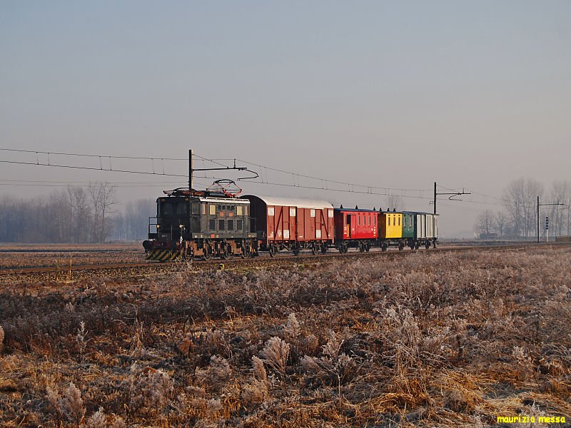 FNM E600-3 hauling an extra-train for Christmas near Galliate on the 24th of December in 2008  -  Special thanks to Simone Carcano.