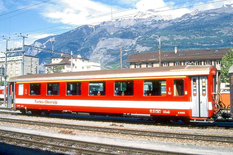 FO - A 4063 am 13.05.94 in CHUR - 1.Klasse PERSONENWAGEN fr den Einsatzt im Transitverkehr - Baujahr 1980 - SIG - Gewicht 15,00t - LP 17,92m - 36 Sitzpltze - zulssige Geschwindigkeit km/h 90 - Hinweis: Die A-Wagenserie besteht aus 4 Wagen mit den Nummern 4063 - 4066. Wagen noch in alter Lackierung.
