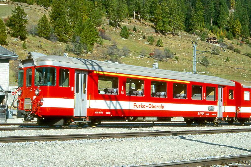 FO - ABt 4154 am 11.10.96 in OBERWALD - Erste STEUERWAGEN-Serie fr vierteilige Pendelzge Seite Disentis mit +GF+-Kupplung umrstbar - Baujahr 1971 - SIG/BBC - Gewicht 13,80t - LP 17,02m - 24 Sitzpltze 1.Klasse, 15 Sitzpltze 2.Klasse - zulssige Geschwindigkeit km/h 90 - Hinweis: Die Steuerwagenserie besteht aus 4 Wagen mit den Nummern 4151 - 4154. Seit 1986 zwei Wagen frei als Reserve mit Normalkupplungen als AB in Schnellzgen. Wagen noch in alter Lackierung.

