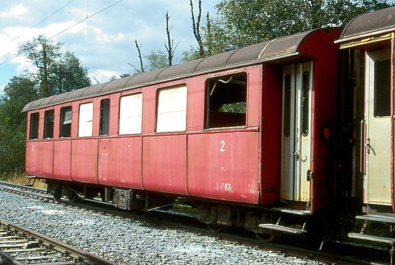 FO - B 4163 am 11.10.96 in ULRICHEN - einziger noch existierender Vierachs-PERSONENWAGEN - Baujahr 1914 - SIG/SWS/FO - Gewicht 15,20t - LP 14,90m - 50 Sitzpltze - zulssige Geschwindigkeit km/h 65 - Hinweis: Wagen wurde als REISEZUGWAGEN in einer Serie von 5 Wagen mit den Nummern 51 - 55 beschafft, 18 Pltze 1.Klasse, 20 Pltze 2.Klasse. Mutation: ex BFD AB4 55 - 1925 FO AB4 55 - 1943 BC4 156 - 1959 AB4 4121 - 1962 AB4 4163 - 1969 AB 4163 - 1987 B 4163 - 1995a - 8/1999 Leihgabe an DFB.
