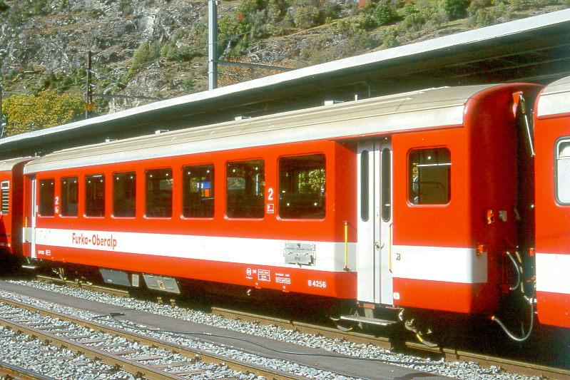 FO - B 4256 am 07.10.1996 in BRIG - ZWISCHENWAGEN fr Deh 4/4I-Pendelzge - Baujahr 1971 - SIG - Gewicht 13,30t - LP 17,02m - 64 Sitzpltze 2.Klasse, 20 Stehpltze - zulssige Geschwindigkeit km/h 90 - Hinweis: Die Zwischenwagenserie besteht aus 8 Wagen mit den Nummern 4251 - 4258. Fahrzeug noch in alter Lackierung. Hier sieht man die Gepckabteil-Seite. Der Anschriftenblock links ist zweizeilig, die Fahrzeugnummer beidseitig direkt neben den Tren, hier Raucherabteil bei WC
