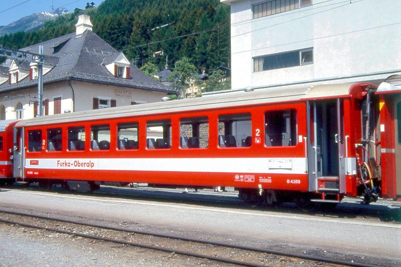 FO - B 4269 am 06.06.1993 in Disentis - Nachbeschaffung REISEWAGEN fr den Transitverkehr (bis 1980 im Pendelzugeimnsatz)- Baujahr 1968 - FFA/SIG - Gewicht 13,80/18,60t - LP 16,97m - 56 Sitzpltze 2.Klasse, 30 Stehpltze - zulssige Geschwindigkeit km/h 90 - Hinweis: Die Reisewagenserie besteht aus 4 Wagen mit den Nummern 4269 - 4272. Fahrzeug noch in alter Lackierung. Hier sieht man die Gepckabteil-Seite. Nichtraucherabteil bei WC. Fahrzeugnummern rechts und links an den Tren.
