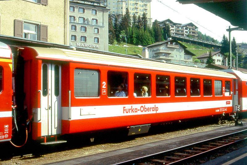FO - B 4269 am 26.06.1995 in St.Moritz - Nachbeschaffung REISEWAGEN fr den Transitverkehr (bis 1980 im Pendelzugeimnsatz)- Baujahr 1968 - FFA/SIG - Gewicht 13,80/18,60t - LP 16,97m - 56 Sitzpltze 2.Klasse, 30 Stehpltze - zulssige Geschwindigkeit km/h 90 - Hinweis: Die Reisewagenserie besteht aus 4 Wagen mit den Nummern 4269 - 4272. Fahrzeug noch in alter Lackierung. Hier sieht man die Gepckabteil-Seite. Nichtraucherabteil bei WC. Fahrzeugnummer und Anschriftenfeld nur rechts, Fahrzeugnummer jetzt links vom Anschriftenblock.

