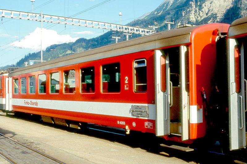 FO - B 4283 am 27.08.1997 in Disentis - Nachbeschaffung ZWISCHENWAGEN fr Pendelzge - bernahme 24.07.1980 - SIG - Gewicht 15,00t - LP 16,91m - 66 Sitzpltze 2.Klasse, 30 Stehpltze - zulssige Geschwindigkeit km/h 90 - Hinweis: Die Zwischenwagenserie besteht aus 16 Wagen mit den Nummern 4273 - 4288. Fahrzeug noch in alter Lackierung. Hier sieht man die Gepckabteil-Seite. Raucherabteil bei WC. Fahrzeugnummer und kleines Anschriftenfeld nur rechts, dnne Zahl 2. Klasse, Griffstangen an den Tren wei.
