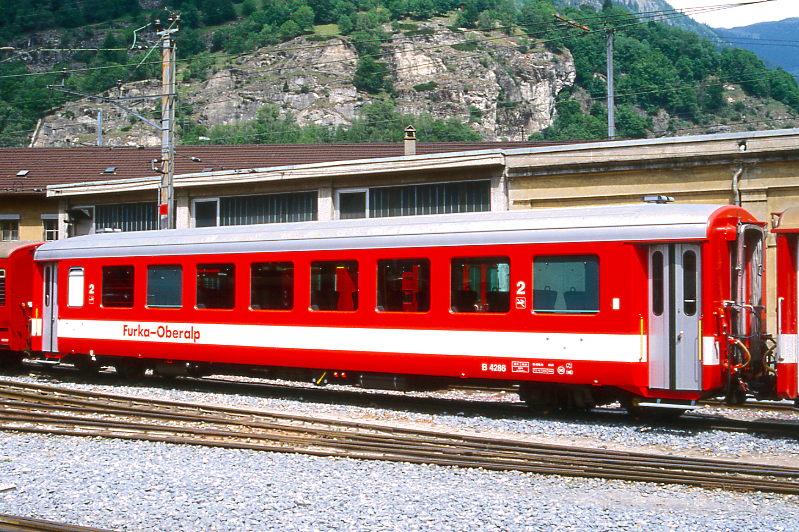FO - B 4286 am 18.05.1997 in Brig - Nachbeschaffung ZWISCHENWAGEN fr Pendelzge - Baujahr 1980 - SIG - Gewicht 15,00t - LP 16,91m - jetzt 56 Sitzpltze 2.Klasse, 30 Stehpltze - zulssige Geschwindigkeit km/h 90 - Hinweis: Die Zwischenwagenserie besteht aus 16 Wagen mit den Nummern 4273 - 4288. Fahrzeug noch in alter Lackierung. Hier sieht man die WCl-Seite. Raucherabteil bei WC. Fahrzeugnummer und grues Anschriftenfeld nur rechts, dicke Zahl 2. Klasse, Griffstangen an den Tren in genderter Farbe gelb.
