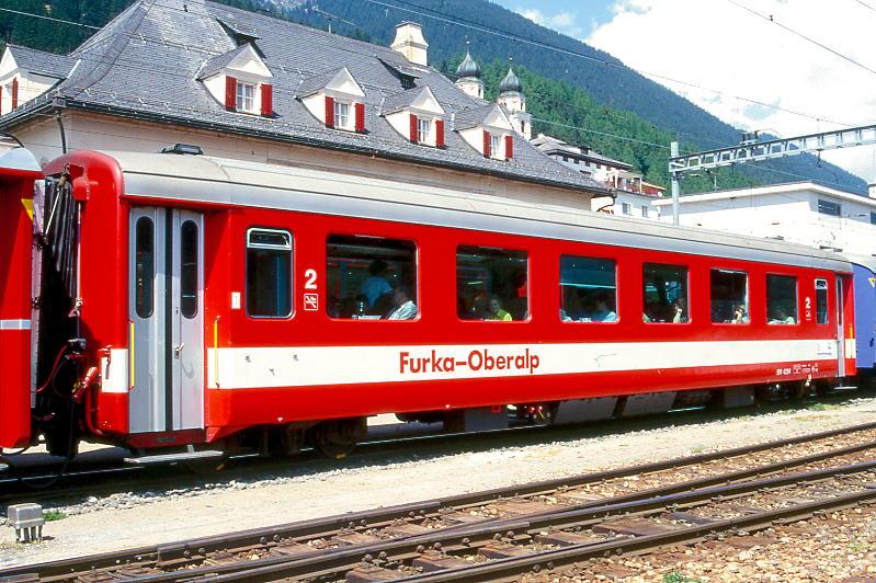 FO - BR 4294 am 23.05.1998 in DISENTIS - 2.Klasse HILSFSSPEISEWAGEN fr den Einsatzt im Transitverkehr - Baujahr 1980 - SIG/FO - Gewicht 16,10t - LP 17,92m - 48 Sitzpltze - zulssige Geschwindigkeit km/h 90 - Lebenslauf: ex A 4064 - 1997 Umbau zu BR 4294 - Hinweis: Die ehemalige A-Wagenserie bestand aus 4 Wagen mit den Nummern 4063 - 4066. Wagen noch in alter Lackierung.
