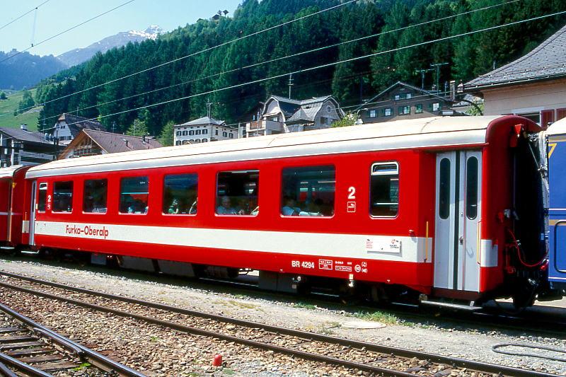 FO - BR 4294 am 23.05.1998 in DISENTIS - 2.Klasse HILSFSSPEISEWAGEN fr den Einsatzt im Transitverkehr - Baujahr 1980 - SIG/FO - Gewicht 16,10t - LP 17,92m - 48 Sitzpltze - zulssige Geschwindigkeit km/h 90 - Lebenslauf: ex A 4064 - 1997 Umbau zu BR 4294 - Hinweis: Die ehemalige A-Wagenserie bestand aus 4 Wagen mit den Nummern 4063 - 4066. Wagen noch in alter Lackierung.
