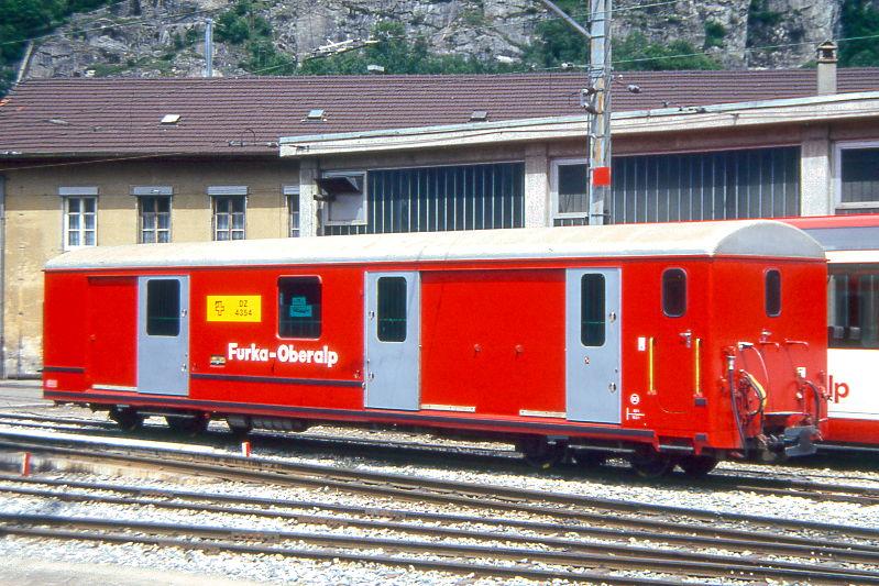 FO - DZ 4354 am 20.05.1993 in BRIG - POST- und GEPCKWAGEN - Baujahr 1953 - SWS - Gewicht 16,50t - Zuladung 5,50t - LP 15,20m - zulssige Geschwindigkeit km/h 90 - 3=08.08.1980 - 1=14.12.1990 - Lebenslauf: exWTB FZ4i 56 - 1957 WSB FZ4i 56 - 1962 DZ 56 - 1977 Rckgabe an SWS - 1978 verkauft an FO DZ 4354 - 2005 verkauft nach Madagaskar.
