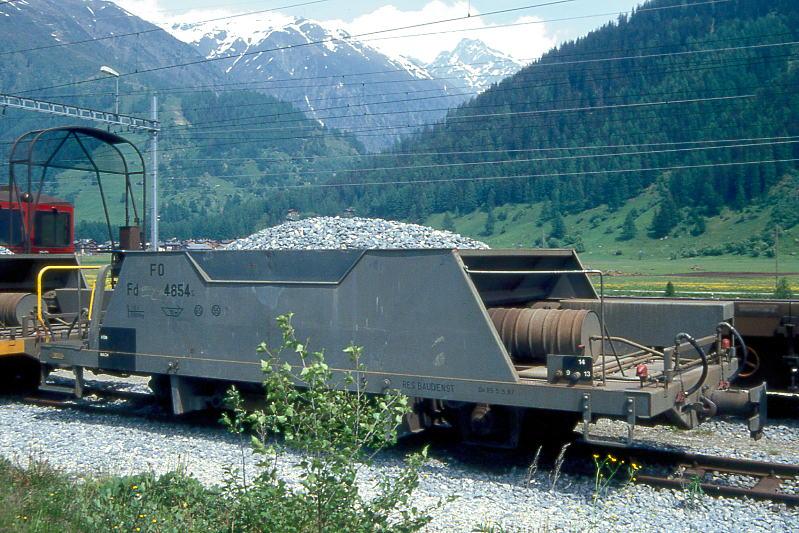 FO - Fd 4854s am 01.06.1993 in OBERWALD - SCHOTTERWAGEN - 1 offene Plattform - Baujahr 1976 - SWP - Gewicht 8,30t - Zuladung 15,00t - LP 8,91m - zulssige Geschwindigkeit km/h 65/55 - 5=05.05.1987 - Hinweis: 2003 MGB Fc 4854s - Die Fahrzeugserie besteht aus 4 Wagen mit den Betriebsnummern 4851 - 4854.
