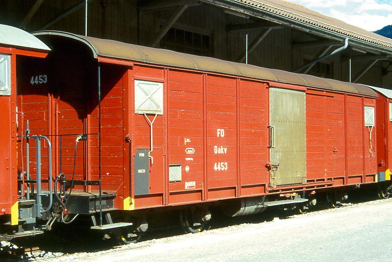 FO - Gakv 4453 am 07.10.1996 in BRIG - GTERWAGEN gedeckt - 1 offene Plattform - Baujahr 1947 - SWS/SIG - Gewicht 11,50t - Zuladung 15,00t - LP 11,30m - zulssige Geschwindigkeit km/h 60 - 3=06.09.1990 - Lebenslauf: ex K 413 - 1959 K 4453 - 1969 Gakv 4453 - 2003 MGB - Hinweis: die Gterwagenserie bestand aus 4 Wagen mit den Betriebsnummern 4451 - 4454.
