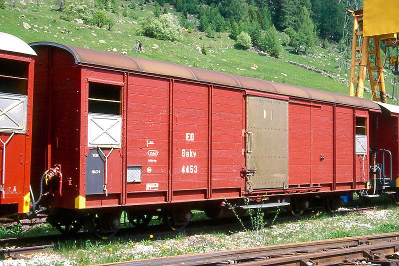 FO - Gakv 4453 am 10.05.1997 in OBERWALD - GTERWAGEN gedeckt - 1 offene Plattform - Baujahr 1947 - SWS/SIG - Gewicht 11,50t - Zuladung 15,00t - LP 11,30m - zulssige Geschwindigkeit km/h 60 - 3=06.09.1990 - Lebenslauf: ex K 413 - 1959 K 4453 - 1969 Gakv 4453 - 2003 MGB - Hinweis: die Gterwagenserie bestand aus 4 Wagen mit den Betriebsnummern 4451 - 4454.
