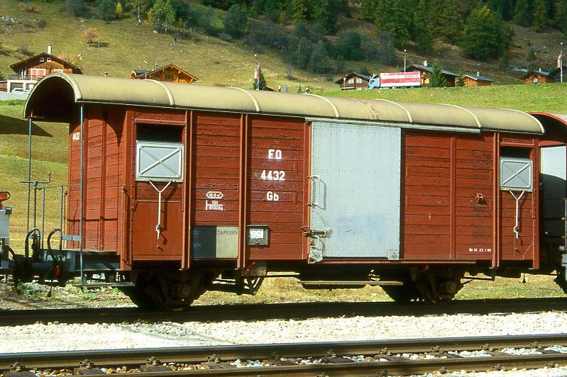 FO - Gb 4432 am 11.10.1996 in BIEL - GTERWAGEN gedeckt - 1 offene Plattform - Baujahr 1944 - SWS - Gewicht 8,10t - Zuladung 15,00t - LP 8,62m - zulssige Geschwindigkeit km/h 65 - 1=22.01.1981 - Lebenslauf: exSchB K 442 - 1961 FO K 4432 - 1969 Gb 4432.
