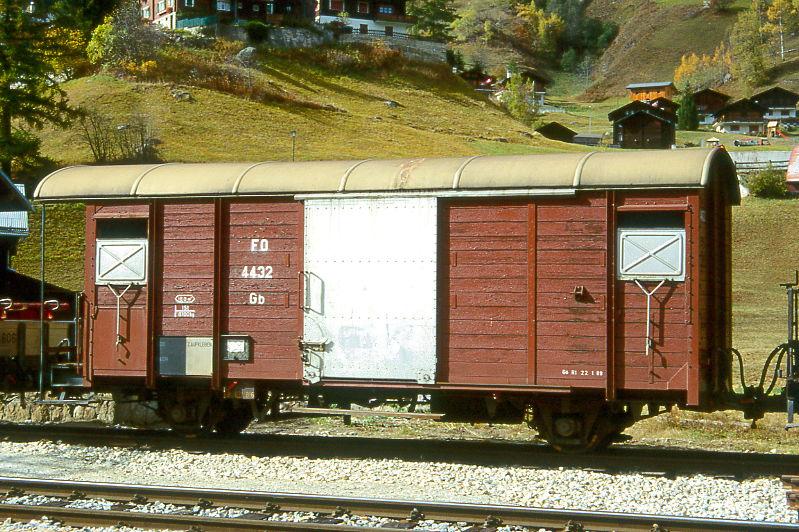 FO - Gb 4432 am 11.10.1996 in BIEL - GTERWAGEN gedeckt - 1 offene Plattform - Baujahr 1944 - SWS - Gewicht 8,10t - Zuladung 15,00t - LP 8,62m - zulssige Geschwindigkeit km/h 65 - 1=22.01.1981 - Lebenslauf: exSchB K 442 - 1961 FO K 4432 - 1969 Gb 4432.
