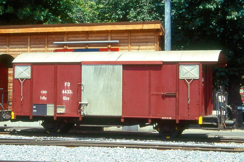 FO - Gbv 4433s am 17.06.1995 in BRIG - GTERWAGEN gedeckt - 1 offene Plattform - Baujahr 1964 - JMR - Gewicht 8,72t - Zuladung 15,00t - LP 9,14m - zulssige Geschwindigkeit km/h 65 - 3=17.01.1990 - Lebenslauf ex Ks 4433 - 1969 Gbv 4433s - 2003 MGB - Hinweis: die Gterwagenserie bestand aus 12 Wagen mit den Betriebsnummern 4433s - 4444s fr den EMD.
