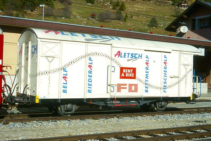 FO - Gbv 4435s am 28.05.1992 in ANDERMATT - GTERWAGEN gedeckt - 1 offene Plattform - Baujahr 1964 - JMR - Gewicht 8,76t - Zuladung 15,00t - LP 9,14m - zulssige Geschwindigkeit km/h 65 - 3=13.07.1990 - Lebenslauf: ex Ks 4435 - 1969 Gbv 4435s - 1996 Velowagen mit Vollwerbung - 2003 MGB - Hinweis: die Gterwagenserie bestand aus 12 Wagen mit den Betriebsnummern 4433s - 4444s fr den EMD.
